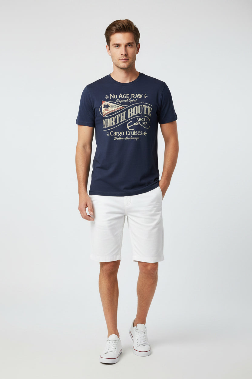 T-shirt homme regular à col rond NO AGE NORTH, couleur unie, en coton, porté sur mannequin.