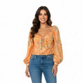 Blouse femme fantaisie col en V de la marque NO AGE, affichant un motif élégant et une coupe moderne.