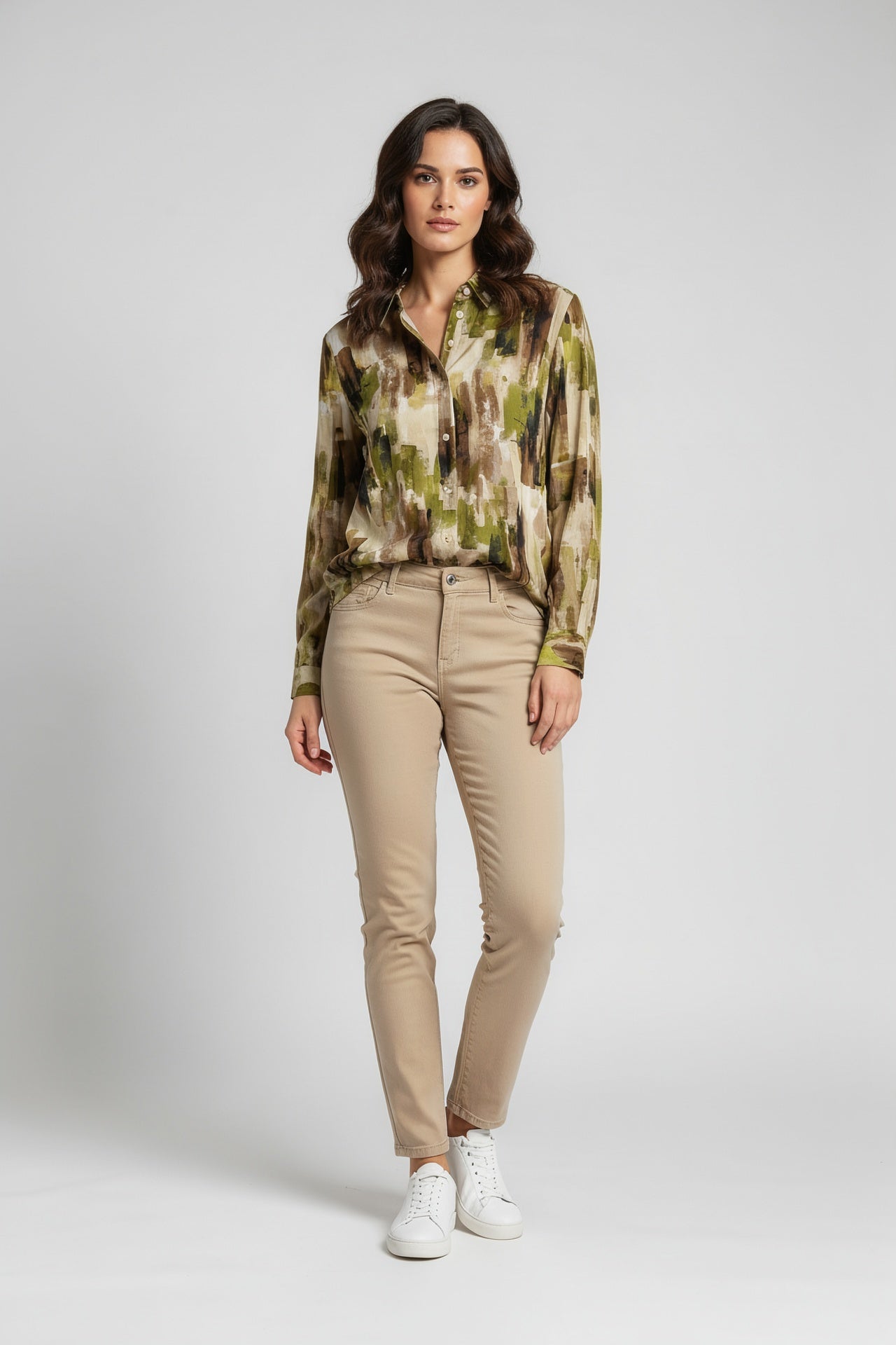Chemisier femme fantaisie beige et kaki NO AGE, tissu léger avec détails élégants, porté sur mannequin.