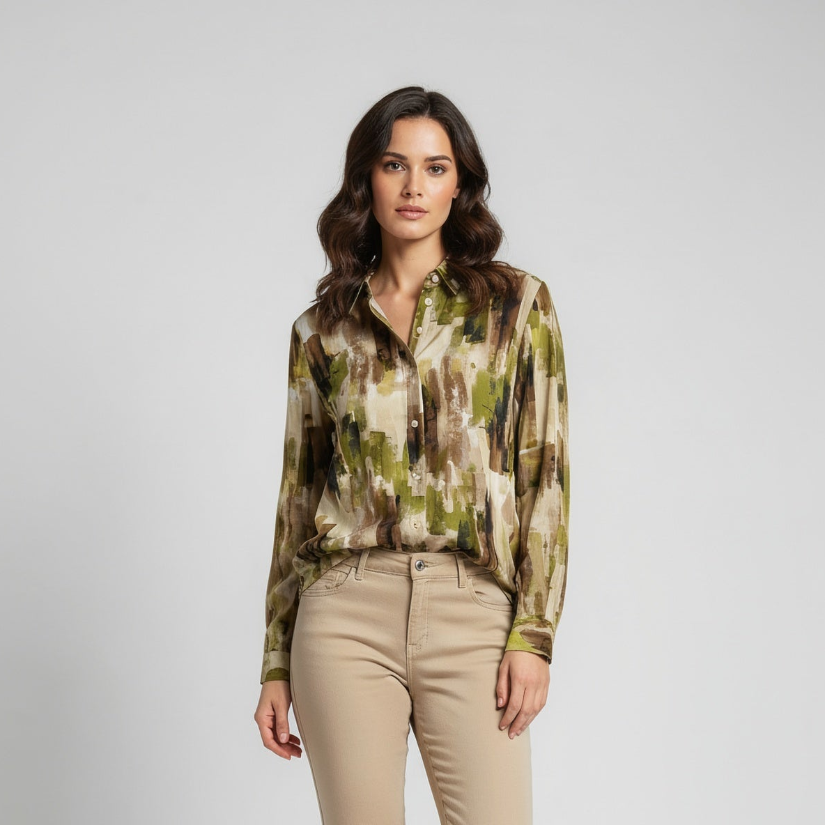 Chemisier femme fantaisie beige et kaki de la marque NO AGE, avec détails élégants et coupe fluide.