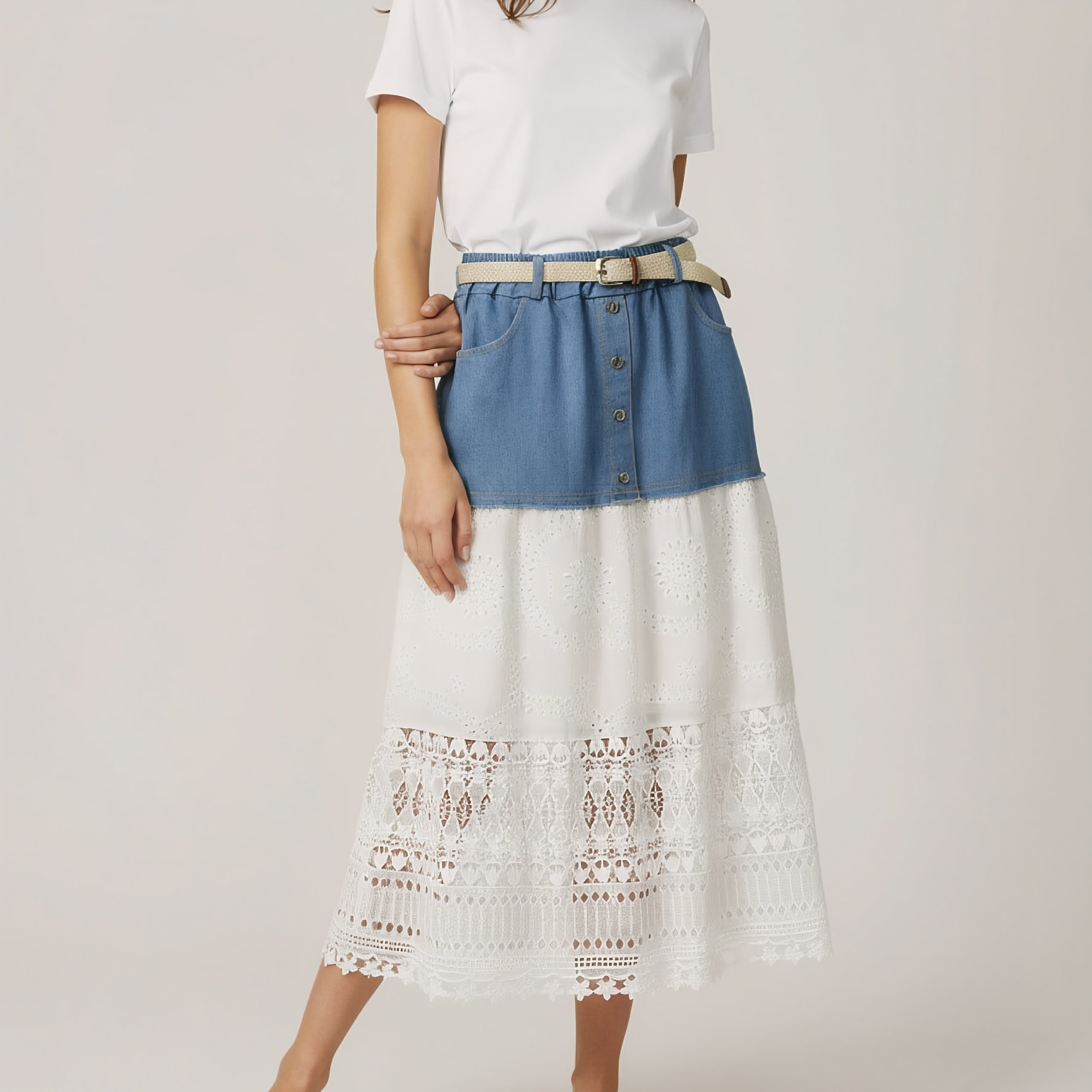 Jupe longue femme en denim et dentelle de la marque NO AGE, tissu bleu avec détails en dentelle élégante.
