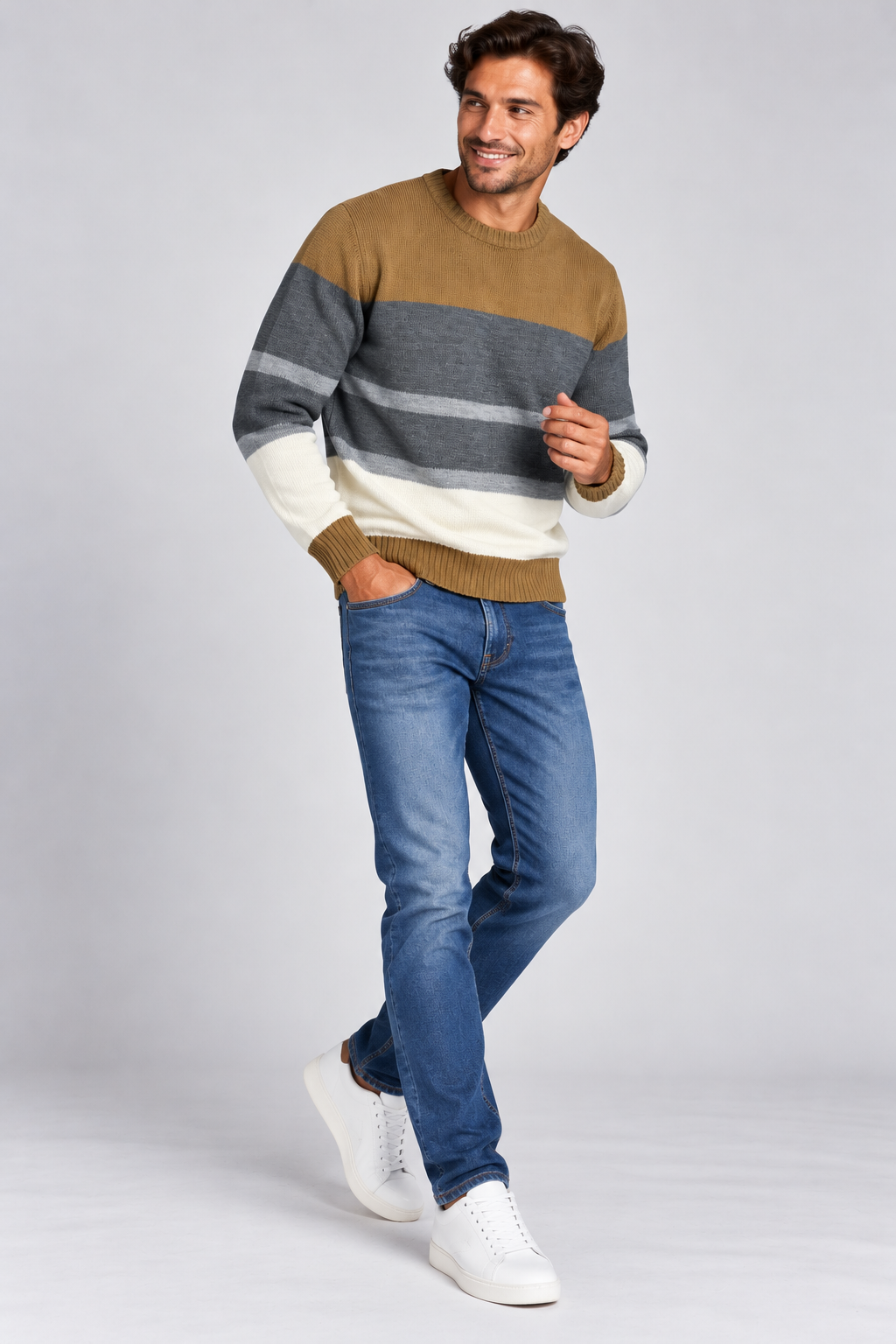 Pull homme à rayures gris NO AGE avec col rond, porté par un homme dans une image portrait.