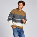 Pull homme à rayures gris NO AGE avec col rond, portrait d’un homme portant un pull décontracté et stylé.