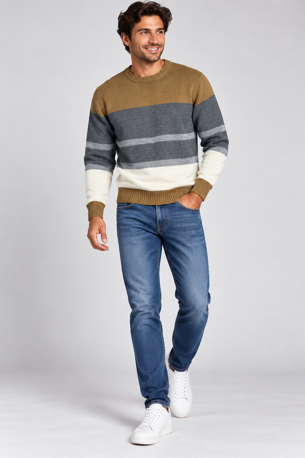 Pull homme à rayures gris NO AGE avec col rond, modèle portrait d'un homme portant le pull dans une pose décontractée.