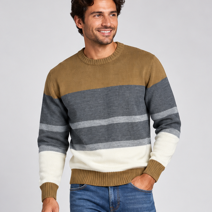 Pull homme à rayures gris NO AGE avec col rond, porté par un homme dans une image portrait.