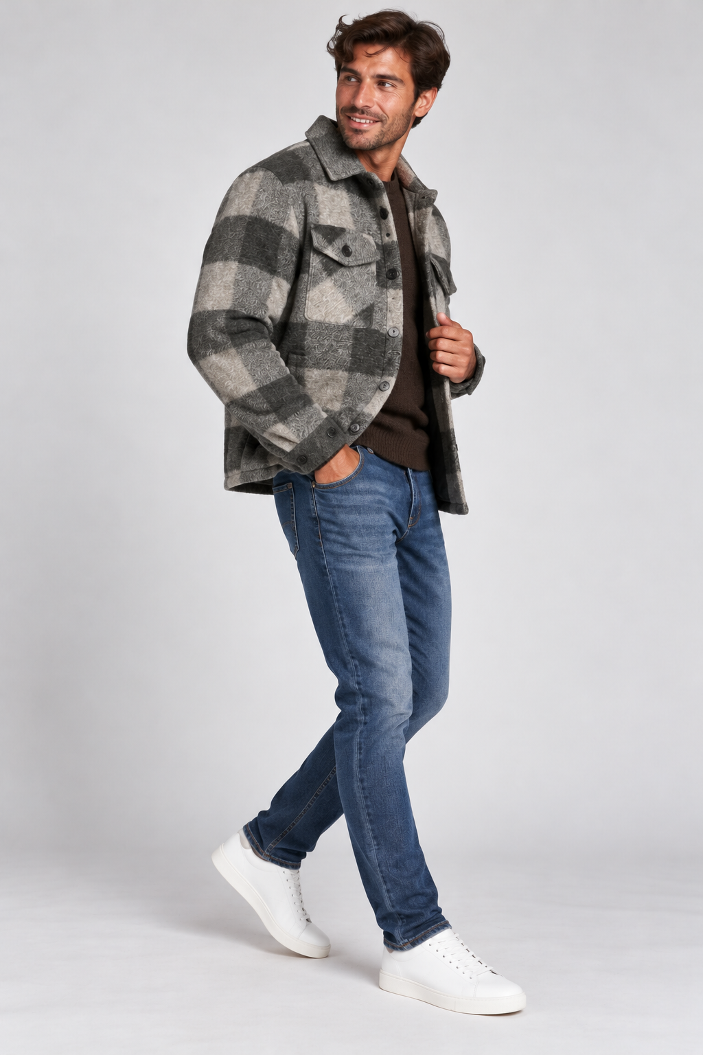 Surchemise homme à carreaux NO AGE portée par un homme en portrait, style décontracté et casual.