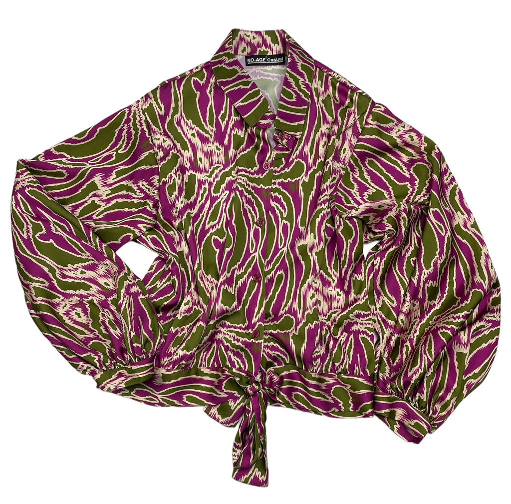 Élégant chemisier en satin imprimé de la marque NO AGE, avec motifs colorés et coupe féminine.