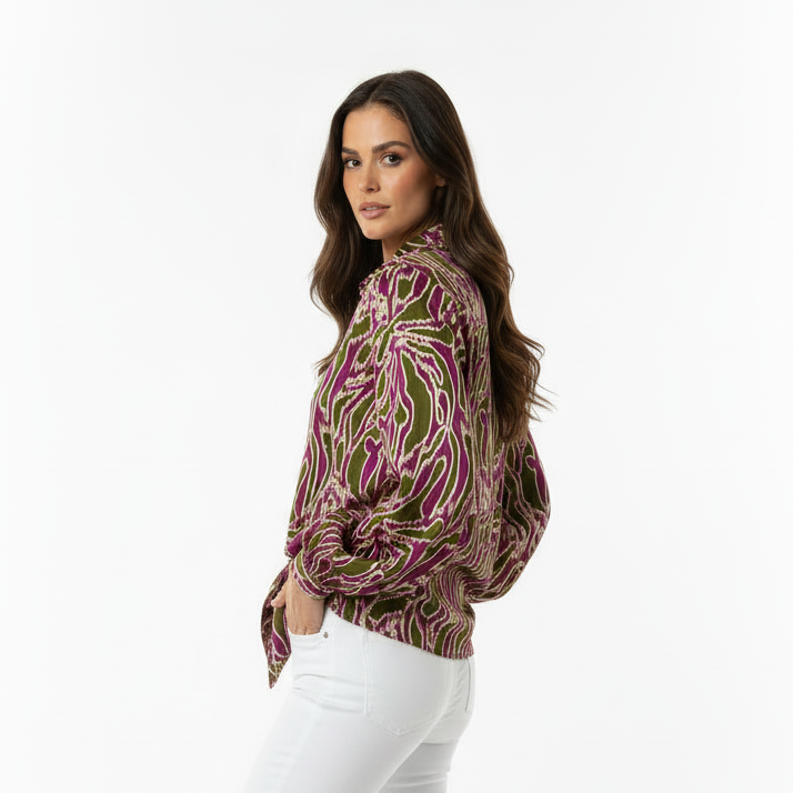 Chemisier élégant en satin imprimé de la marque NO AGE, affichant un motif coloré et une coupe féminine.