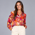 Chemisier femme fantaisie multicolore NO AGE avec motifs éclatants, tissu léger et coupe élégante.