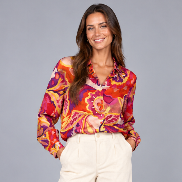 Chemisier femme fantaisie multicolore NO AGE avec motifs éclatants, tissu léger et coupe élégante.