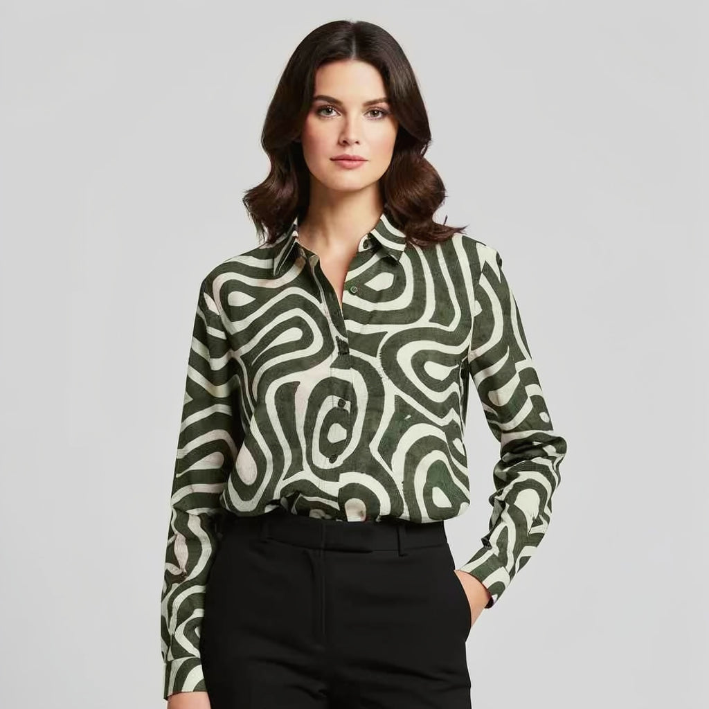 Chemisier femme fantaisie NO AGE avec motif labyrinthe, manches longues et coupe élégante, en tissu léger.