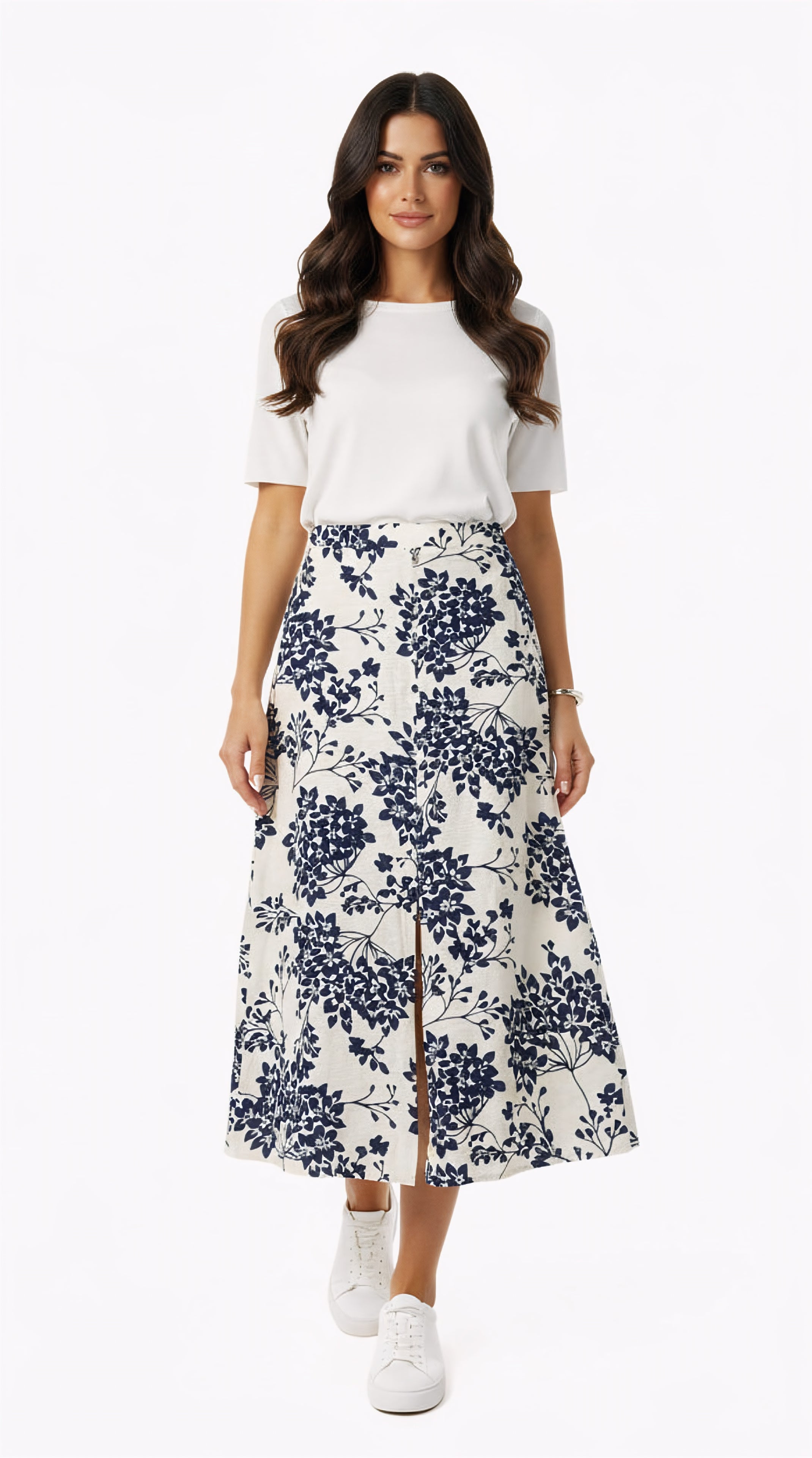 Jupe longue pour femme imprimée marine de la marque NO AGE, tissu fluide et élégante, portée sur un mannequin.
