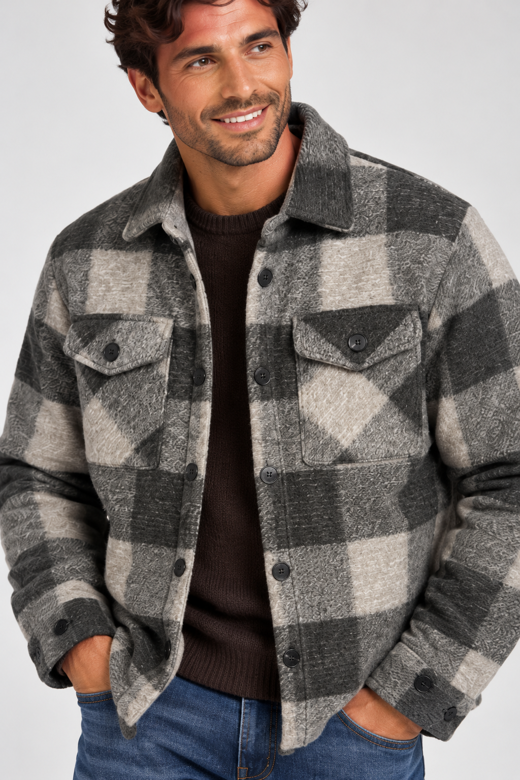 Surchemise homme à carreaux NO AGE, vue portrait, tissu léger et style décontracté adapté pour homme.