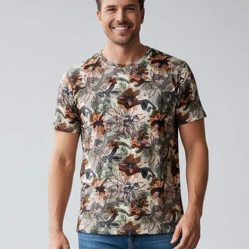 Homme T-shirt col rond NO AGE avec imprimé camouflage, affichant un design moderne et un style décontracté.