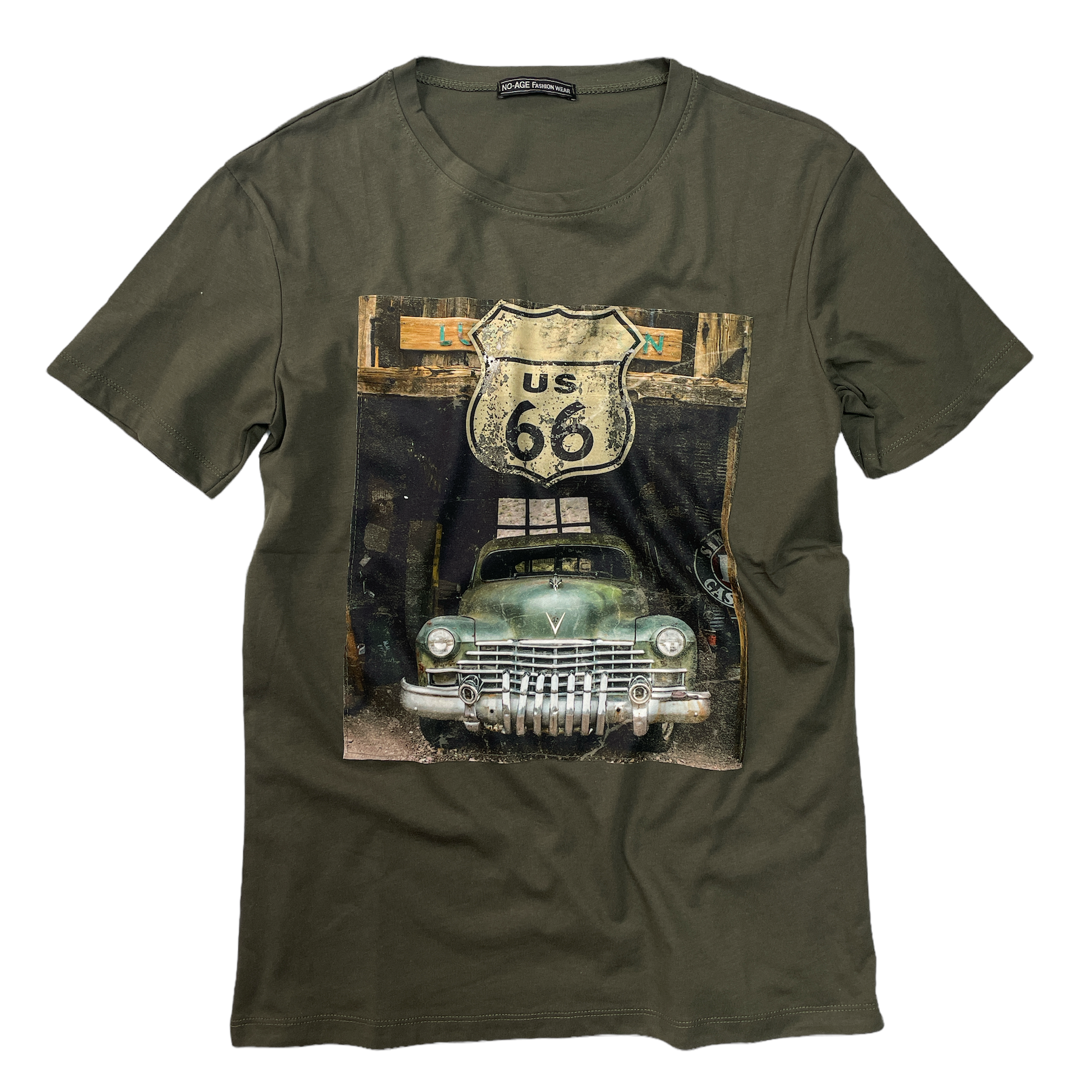 T-shirt homme à col rond, modèle régulier, de la marque NO AGE, en coton, porté avec un fond neutre.