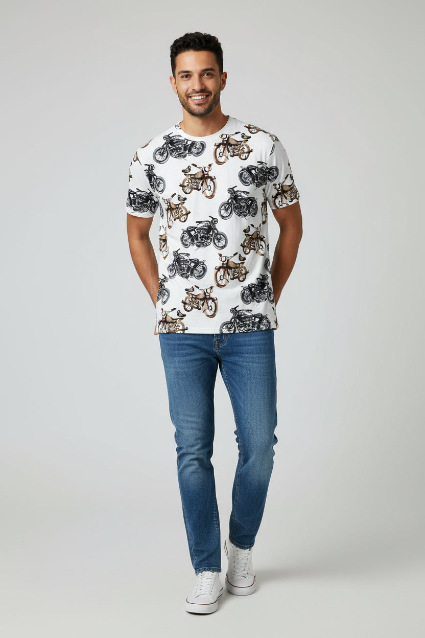 Homme T-shirt col rond NO AGE avec imprimé moto sur le devant, conçu pour un look décontracté et stylé.