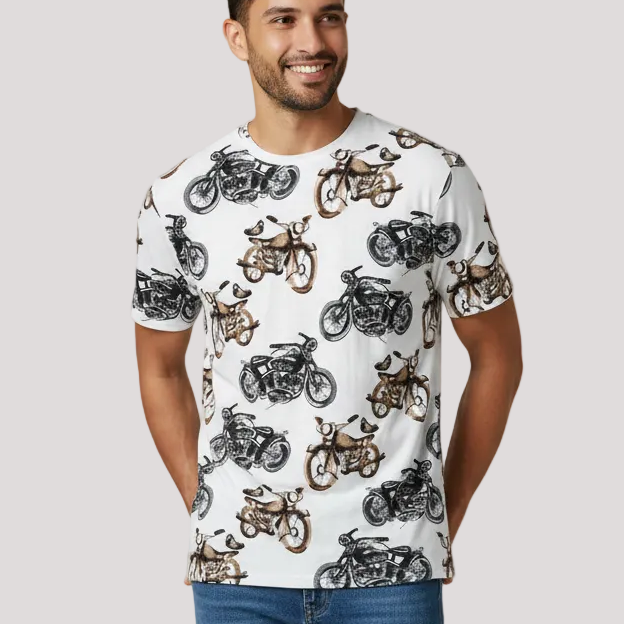 Homme T-shirt col rond NO AGE avec imprimé moto sur fond clair, en vue frontale, mettant en avant le design graphique.